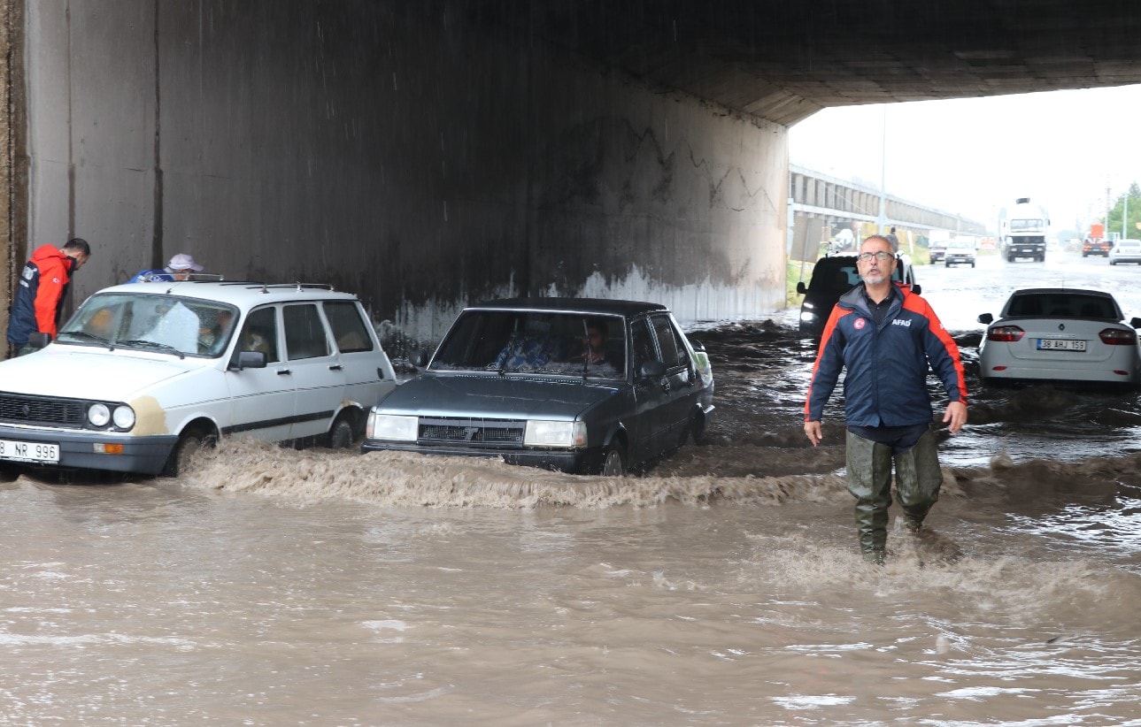 Sağanak yağış bir anda esir aldı,  araçlar yollarda mahsur kaldı