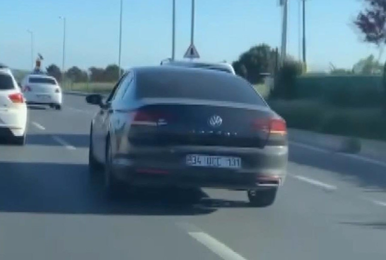 Makas atarak ilerleyen otomobil kaza yaptı