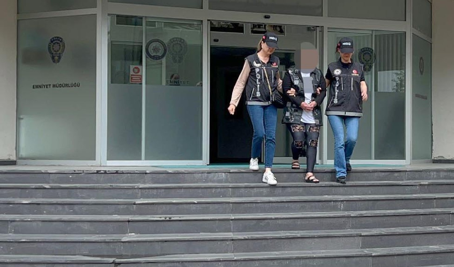 Kadının çantasından milyonluk uyuşturucu çıktı