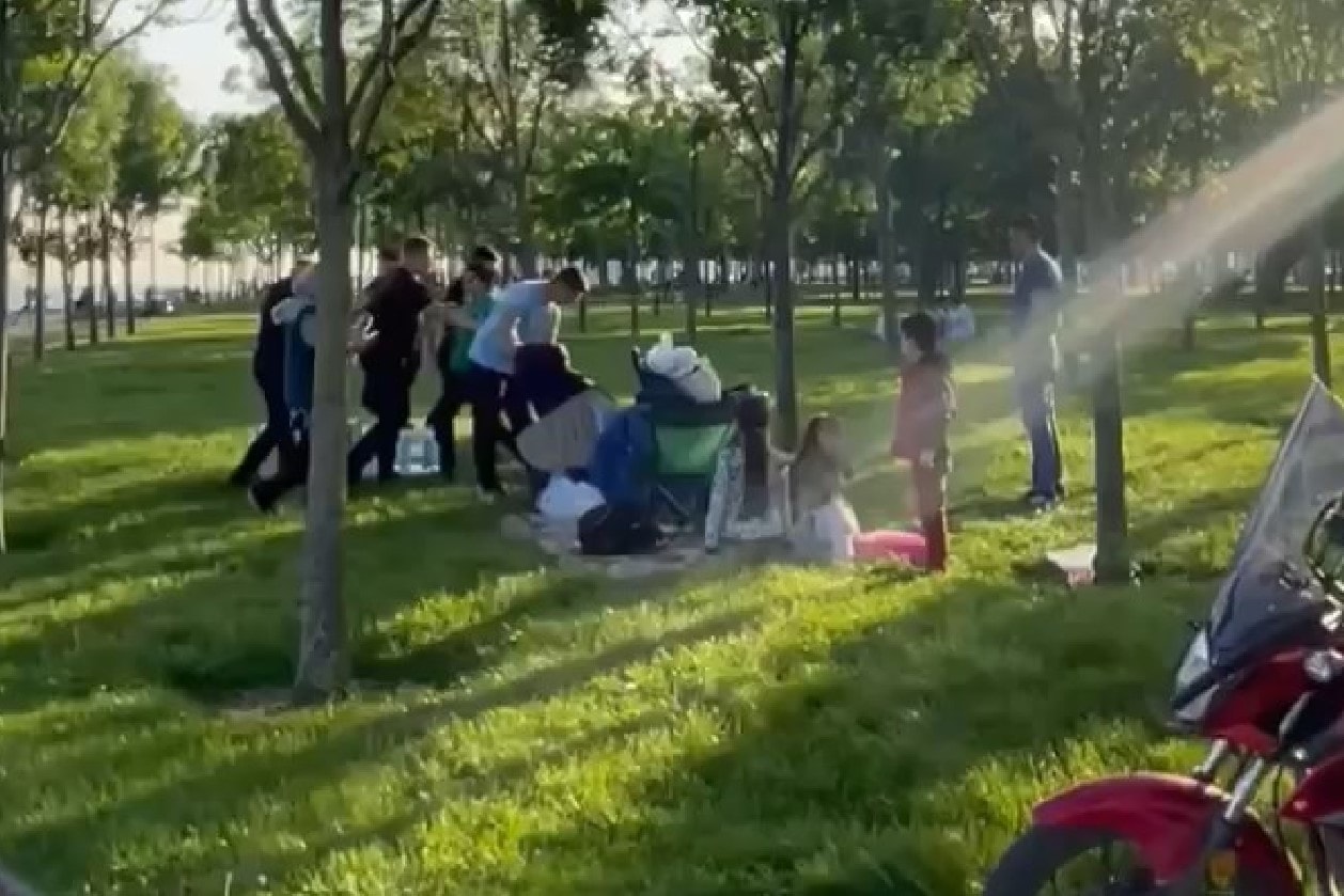 Keserle zabıtaya saldıran seyyar satıcıya tekme tokat dayak