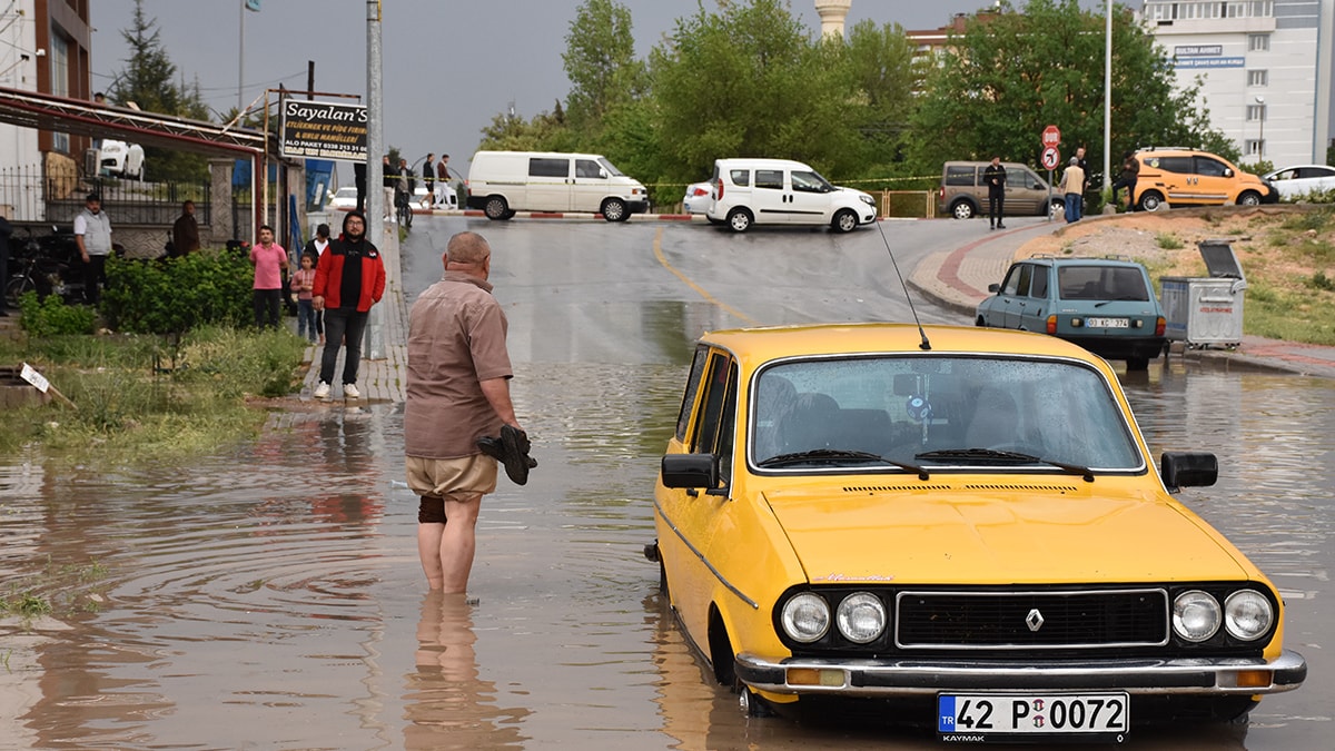 Birçok ilde sağanak yağış... Yollar göle döndü