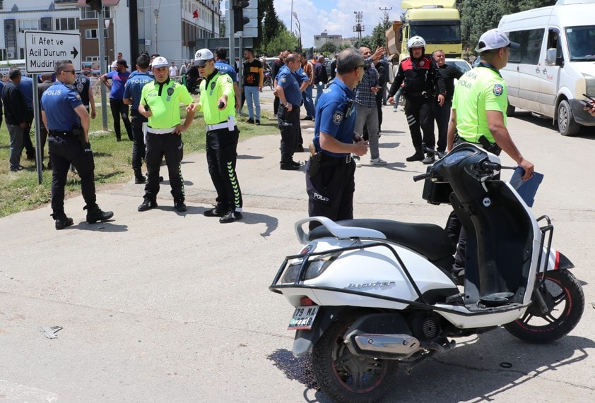 4 yaşındaki oğlu ile bindiği motosikletle TIR'a çarptı: 1 ölü 1 yaralı...