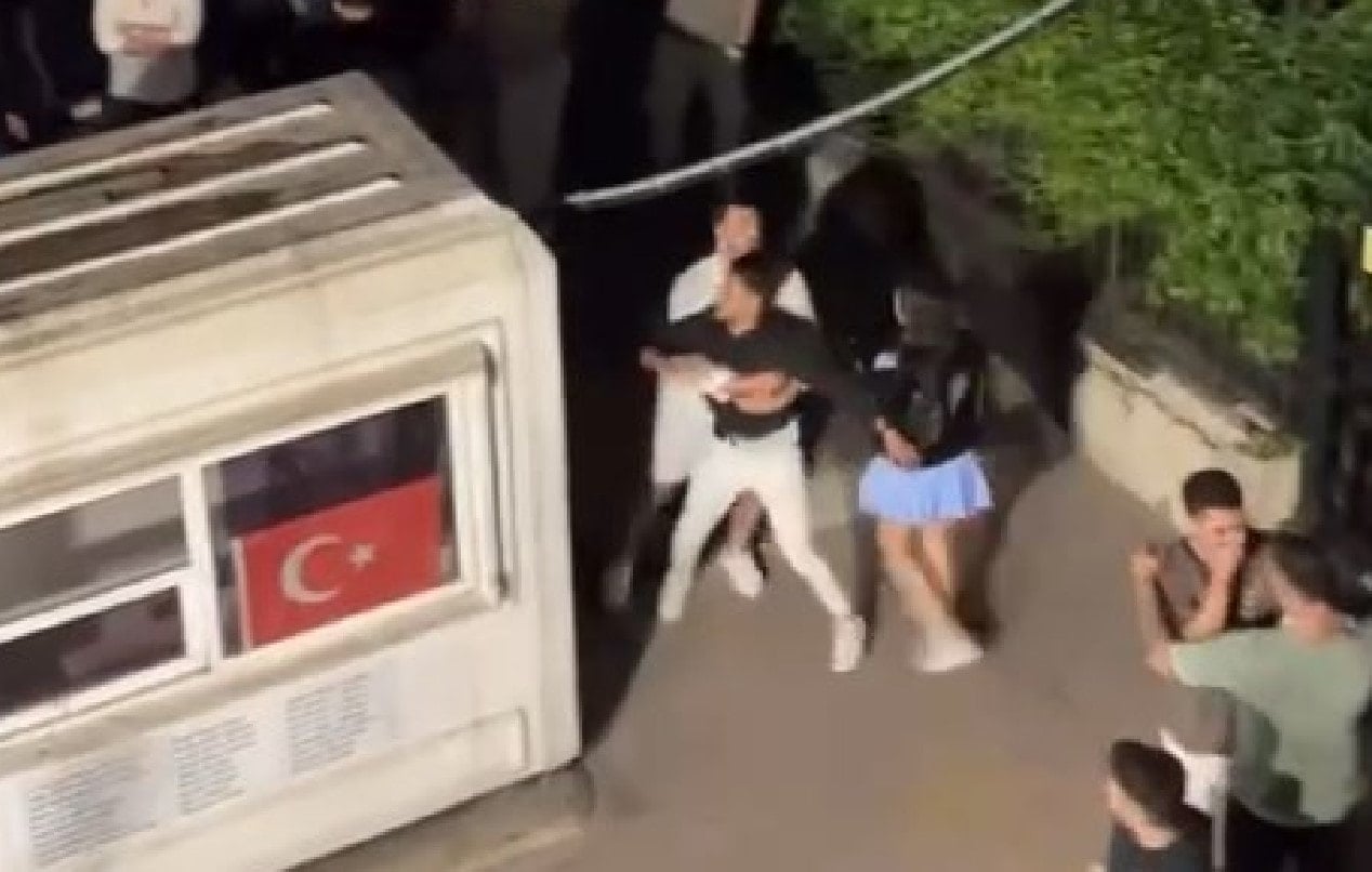 Kadınlar yumruk yumruğa birbirine girdi