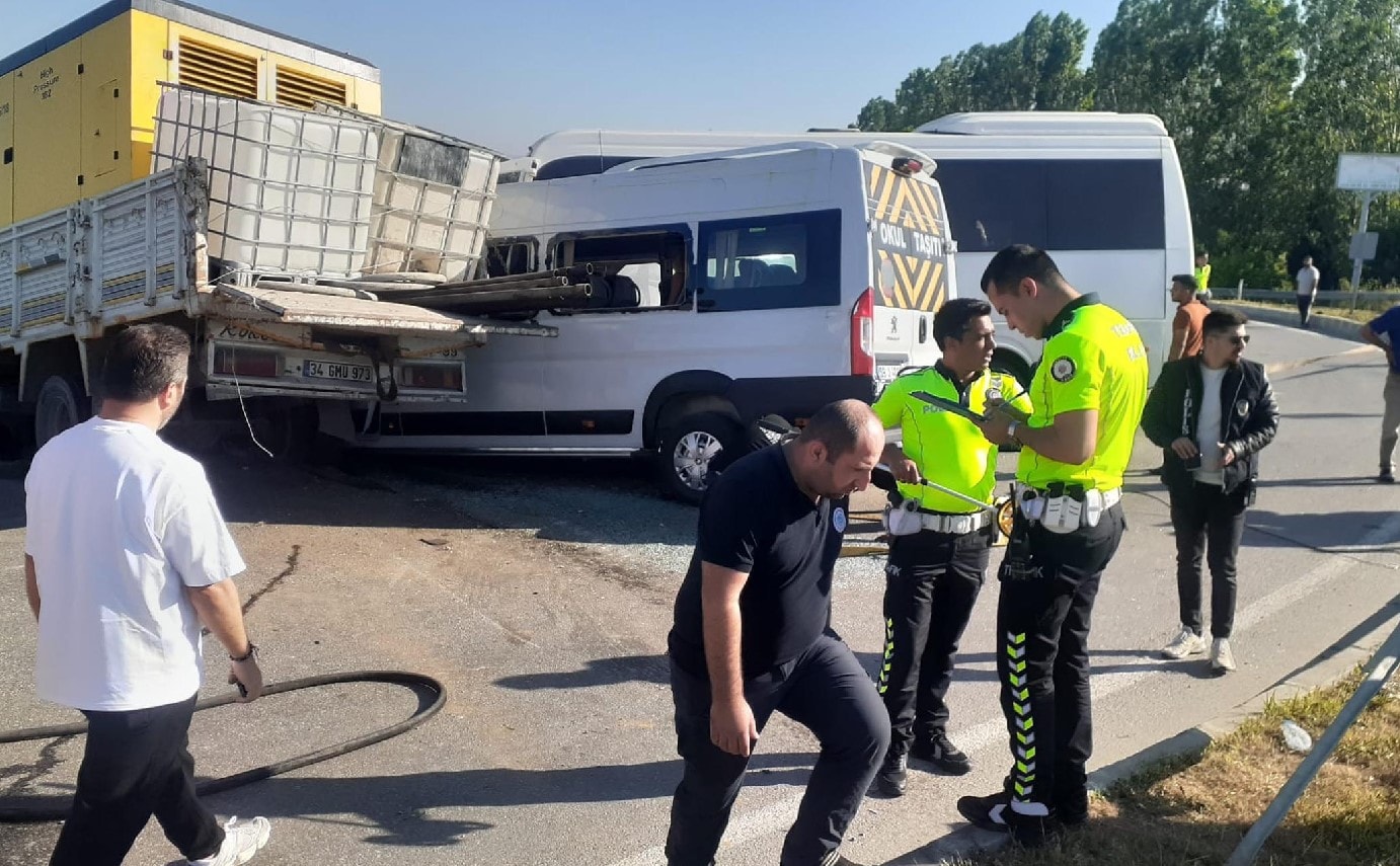 Kırmızı ışıkta bekleyen servislere kamyonet çarptı... Çok sayıda işçi yaralandı