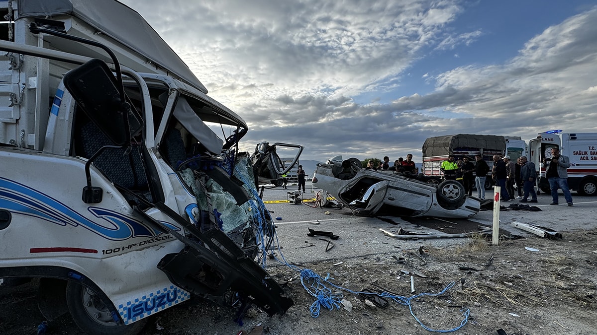Burdur’da feci kaza: 3 ölü, 2 yaralı