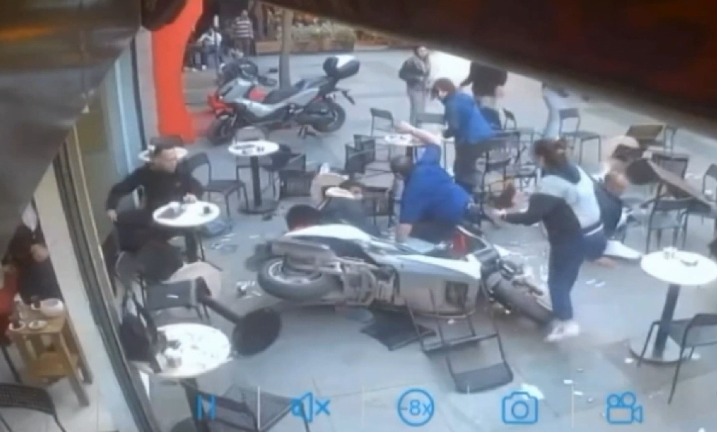 Motosiklet kafede oturanların arasına daldı