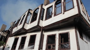 Tarihi evler yanarak küle döndü
