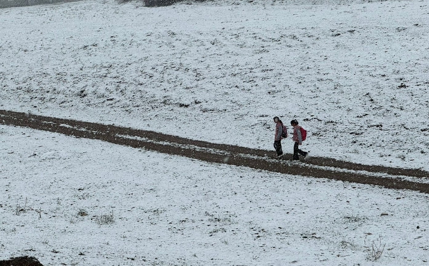 Sabah saatlerinde bastıran kar beyaza bürüdü