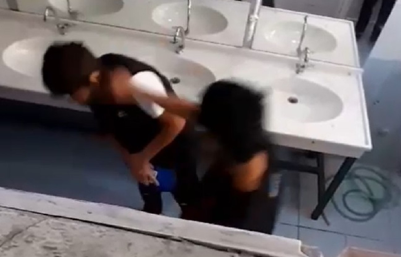 Ortaokulda akran şiddeti: Tuvalette dövüp kaydettiler