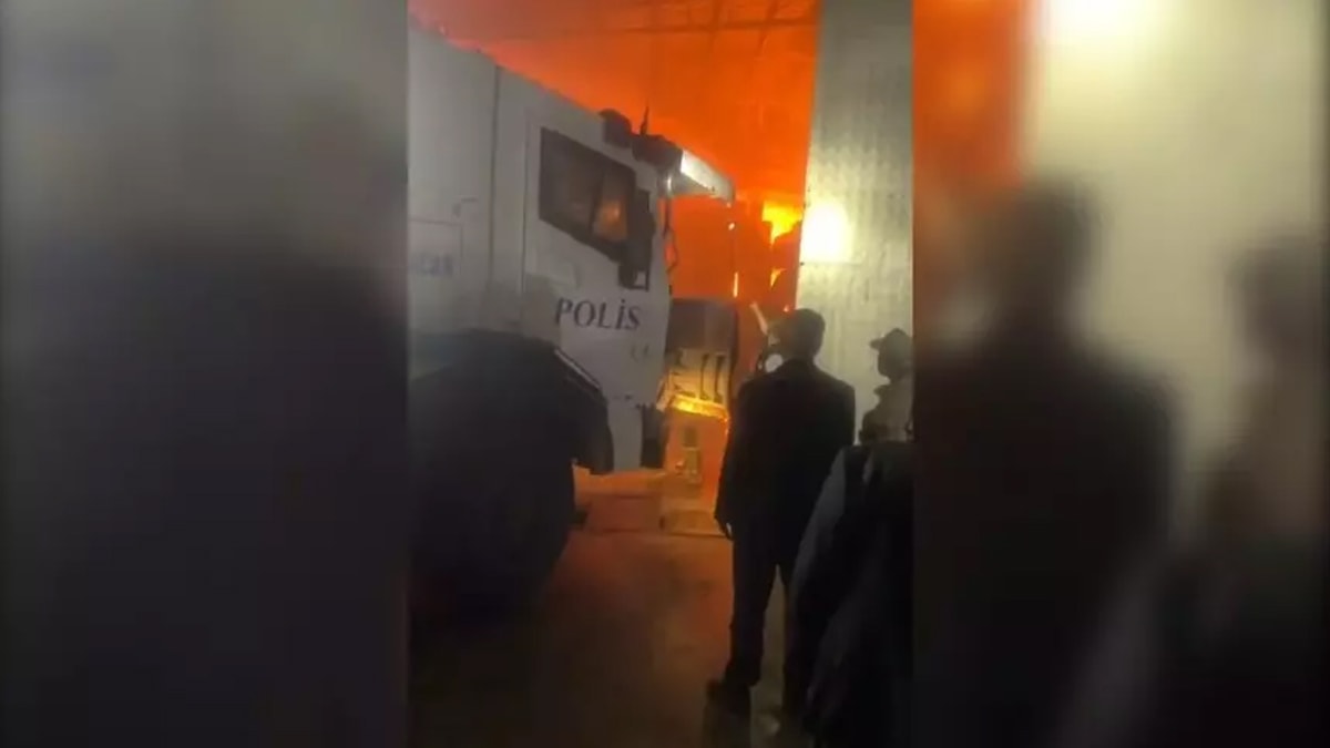 Fabrika yangınına TOMA'lı müdahale