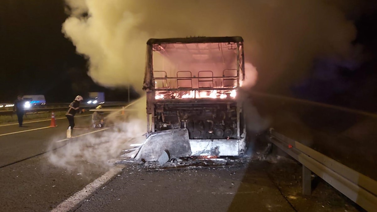 Seyir halindeki yolcu otobüsü yandı