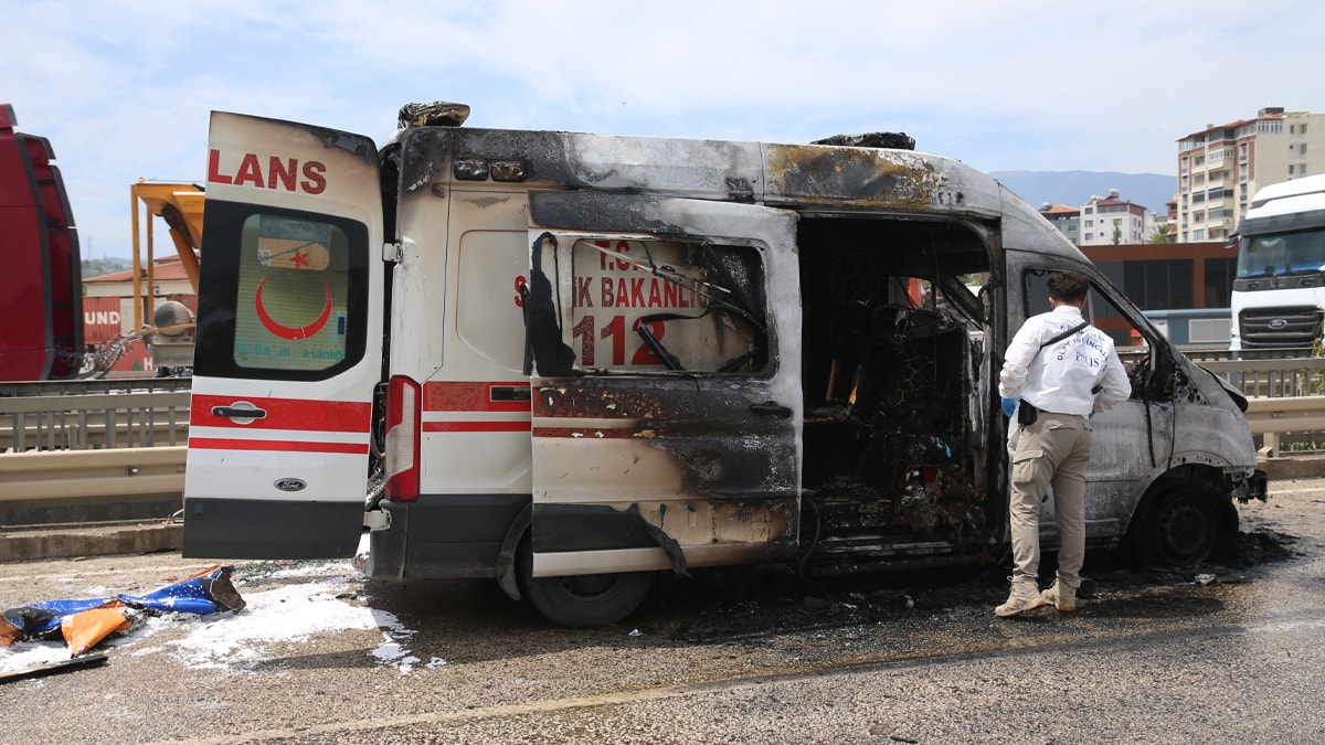 Hasta taşıyan ambulansta yangın çıktı