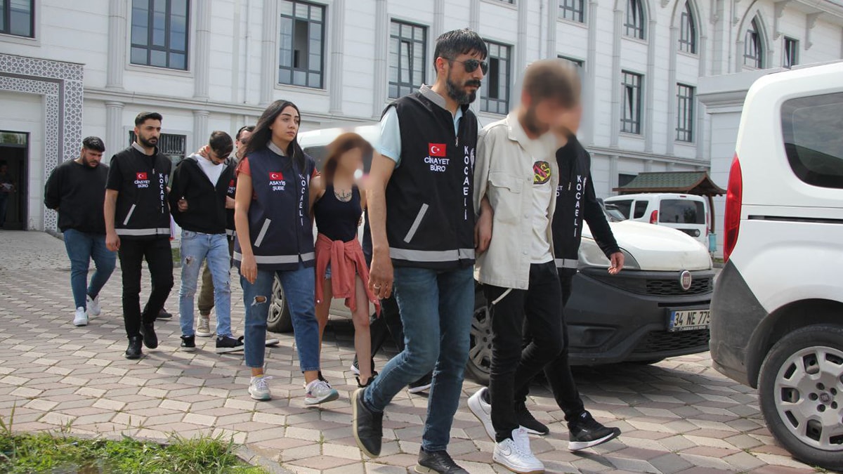 18 yaşındaki genç kız, boynuna ip bağlanmış halde ölü bulundu... 5 kişi gözaltında