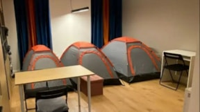 Ev içerisindeki çadırın kiralandığı Airbnb evi şaşkınlık yaratıyor