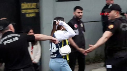 Fenerbahçe formalı kadın taraftara Florya'da tepki