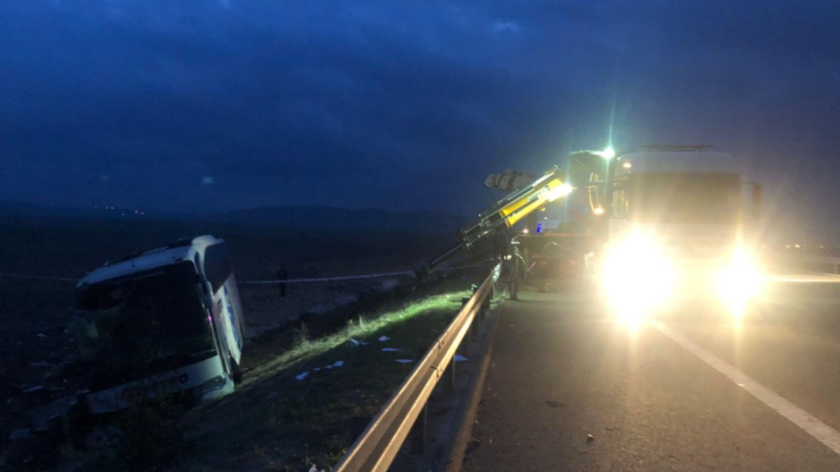 Yolcu otobüsü şarampole devrildi: Ölü ve yaralılar var