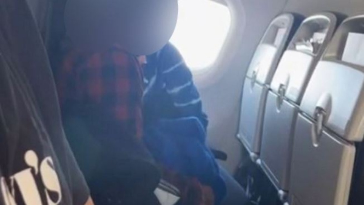 Uçakta rezalet: Herkesin ortasında cinsel ilişkiye girdiler