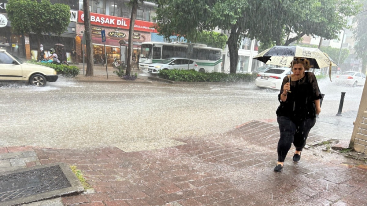 Adana'da sağanak yolları göle çevirdi