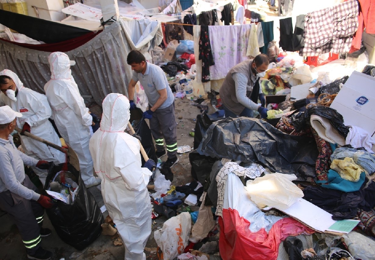 Kötü koku üzerine gidilen evden 20 ton çöp çıktı