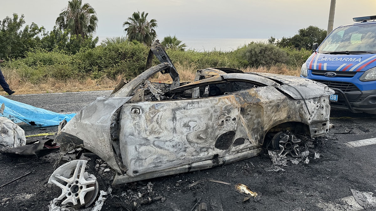 Alanya’da feci kaza: Yanan araçta 2 turist öldü