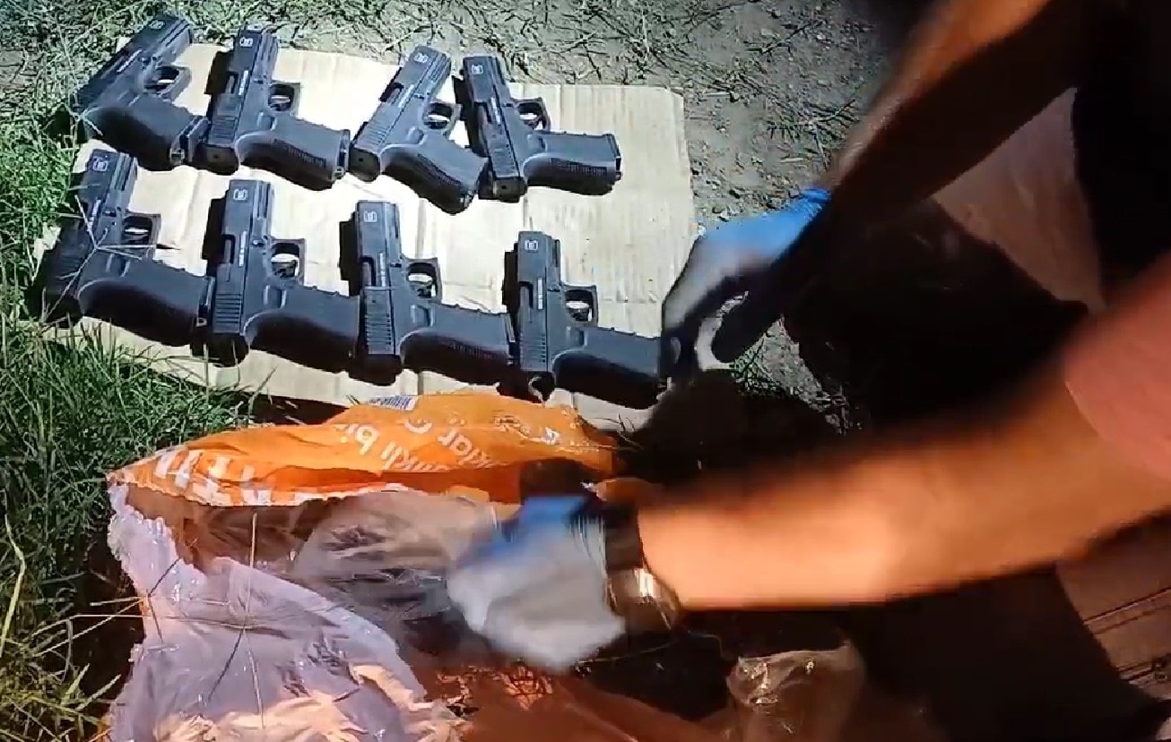 Kapıda polisi görünce silah dolu çantayı camdan attı