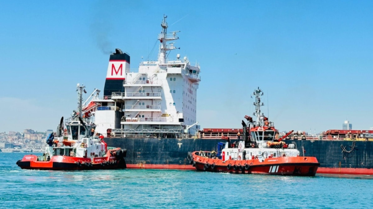 İstanbul Boğazı'nda karaya oturan yük gemisi kurtarıldı