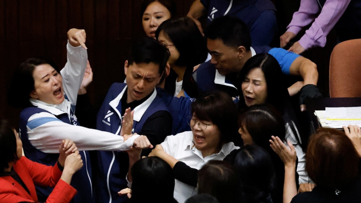 Meclis üyeleri birbirine girdi