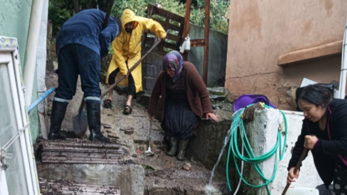 Hatay'da sağanak hayatı felç etti