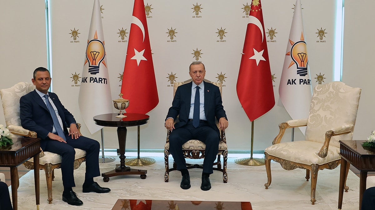 Özgür Özel'e 'özel' düzen: Boş koltuk dikkat çekti