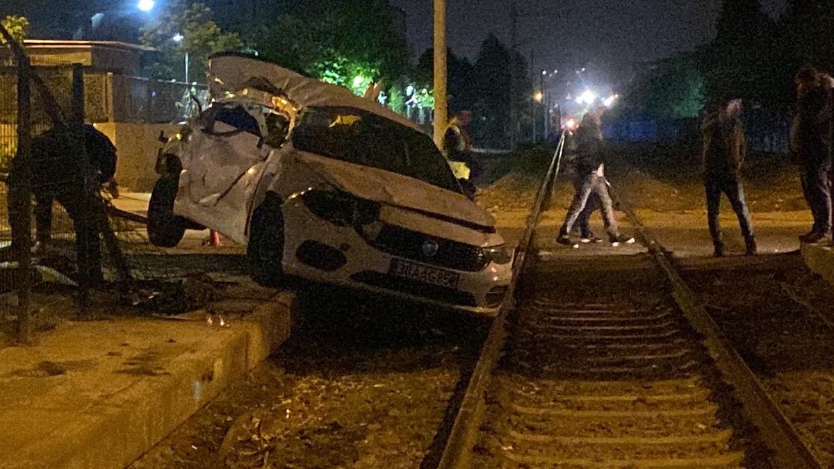 Yolcu treni otomobile çarptı