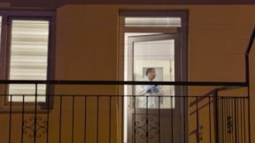 Antalya'da 3 parmağı ve boynu kesilen kadın evinde ölü bulundu: Oğlu gözaltına alındı
