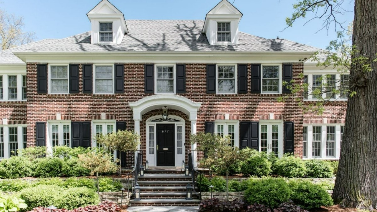 “Evde Tek Başına” filmindeki lüks malikane 170 milyon TL’ye satışta