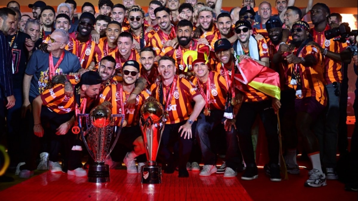Şampiyon Galatasaray kupasını büyük kutlamayla aldı