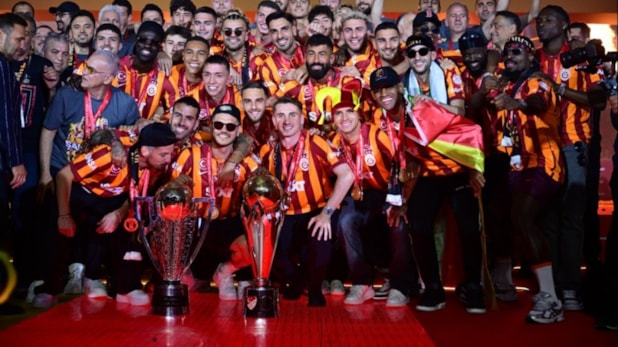 Şampiyon Galatasaray kupasını büyük kutlamayla aldı