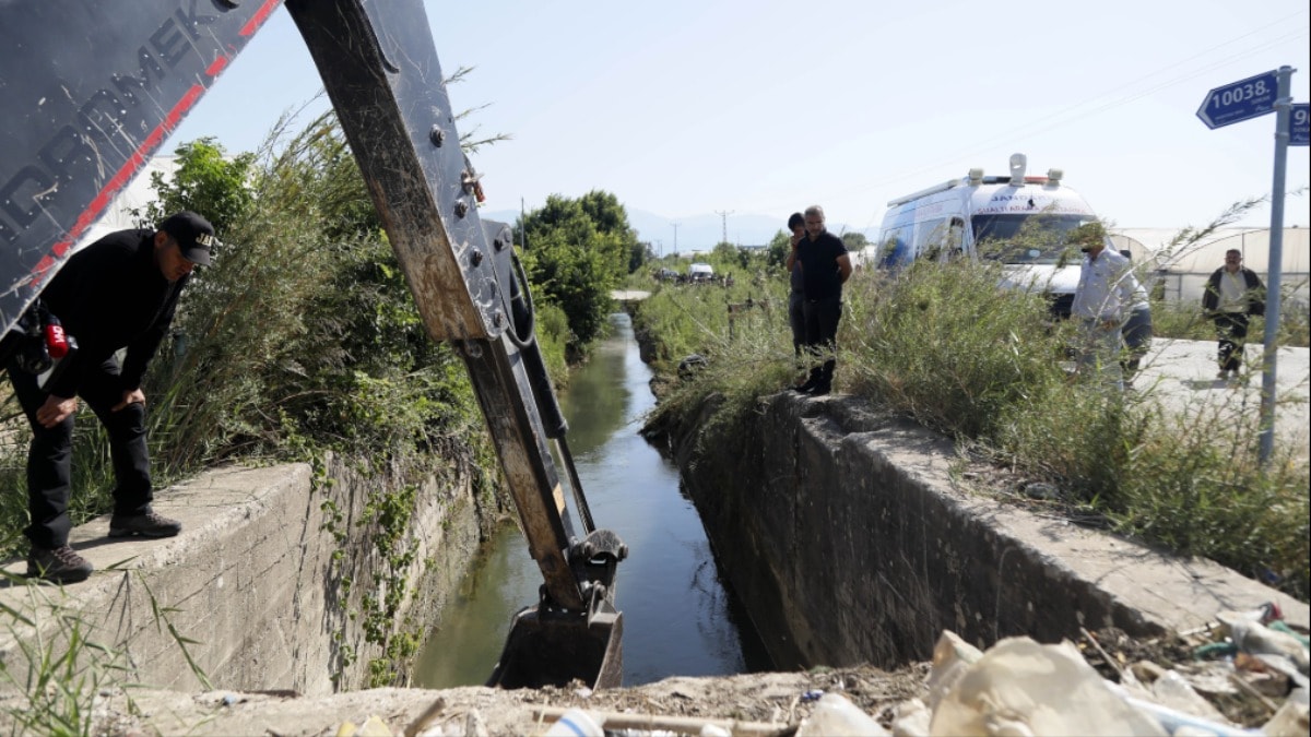 Antalya’da otomobil dereye uçtu:  1'i bebek 2 ölü, 1 kayıp