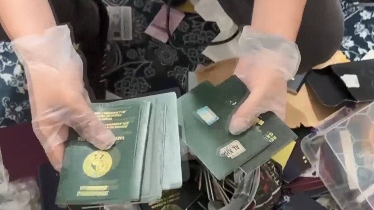 Kaçaklar için sahte oturum belgesi düzenleyen şebekeye baskın