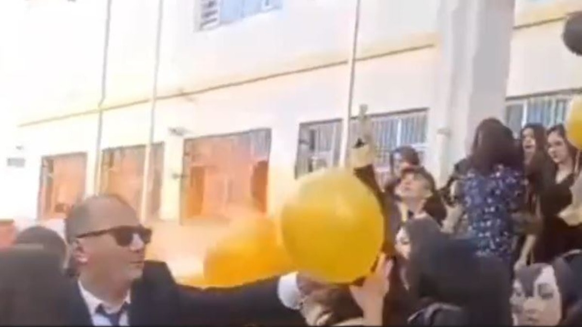 Mezuniyet kutlamasında korku dolu anlar: Balonlar bomba gibi patladı