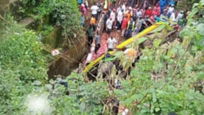 Korkunç kaza: Otobüs nehre yuvarlandı