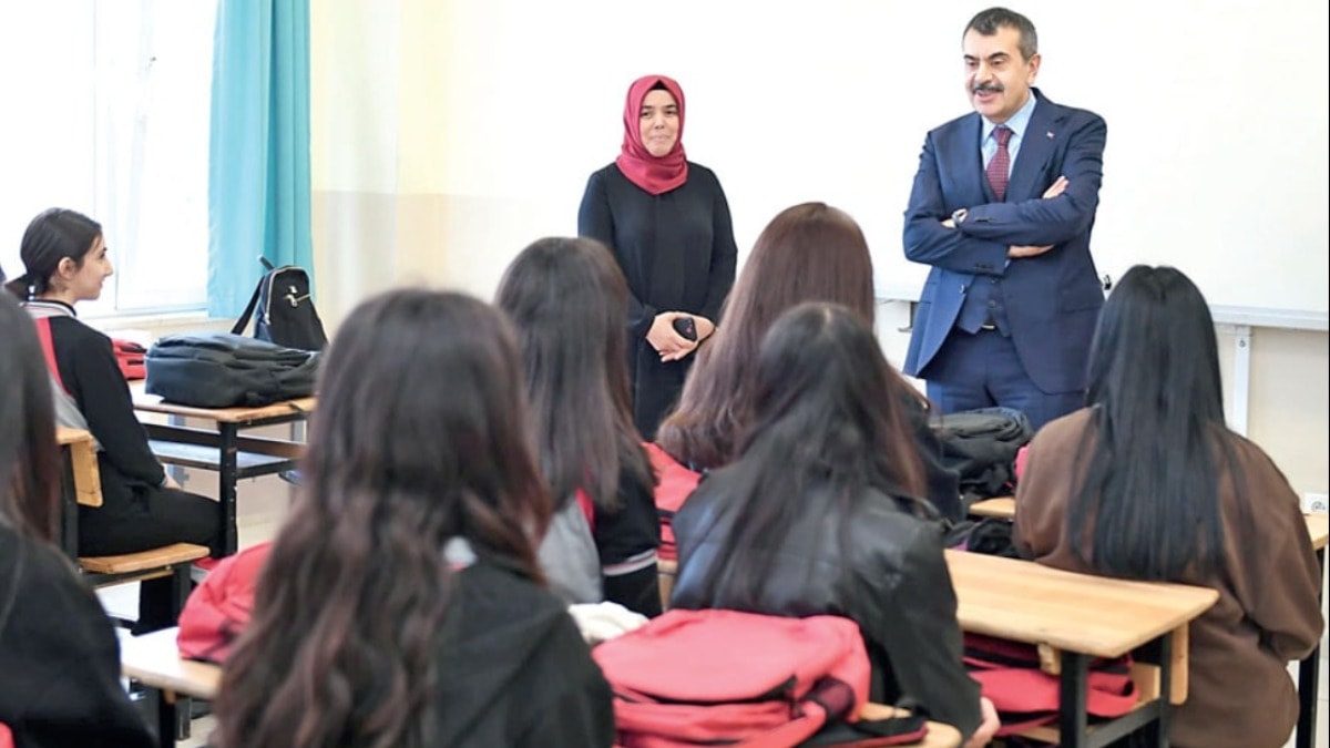 Maarif müfredatı bahane AKP propagandası şahane