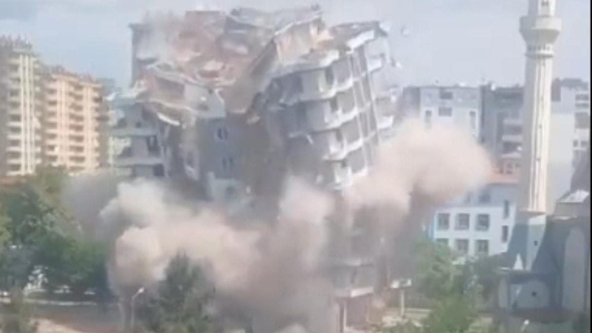 Diyarbakır’da 12 katlı apartman yıkım çalışmalarında çöktü