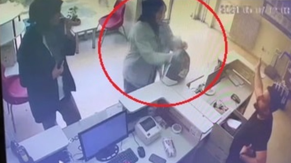 Siparişi delik çıkan müşteri kargo çalışanlarına saldırdı