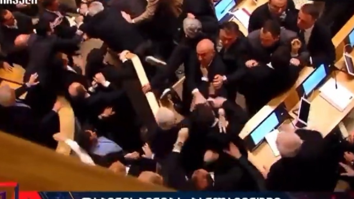 Gürcistan'da 'yabancı ajan' krizi: Milletvekilleri birbirine girdi