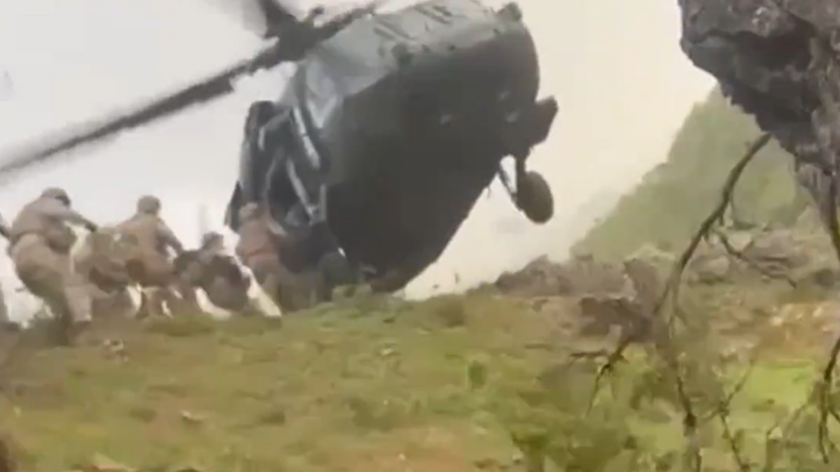 Mehmetçik, tek teker üzerindeki helikoptere böyle bindi