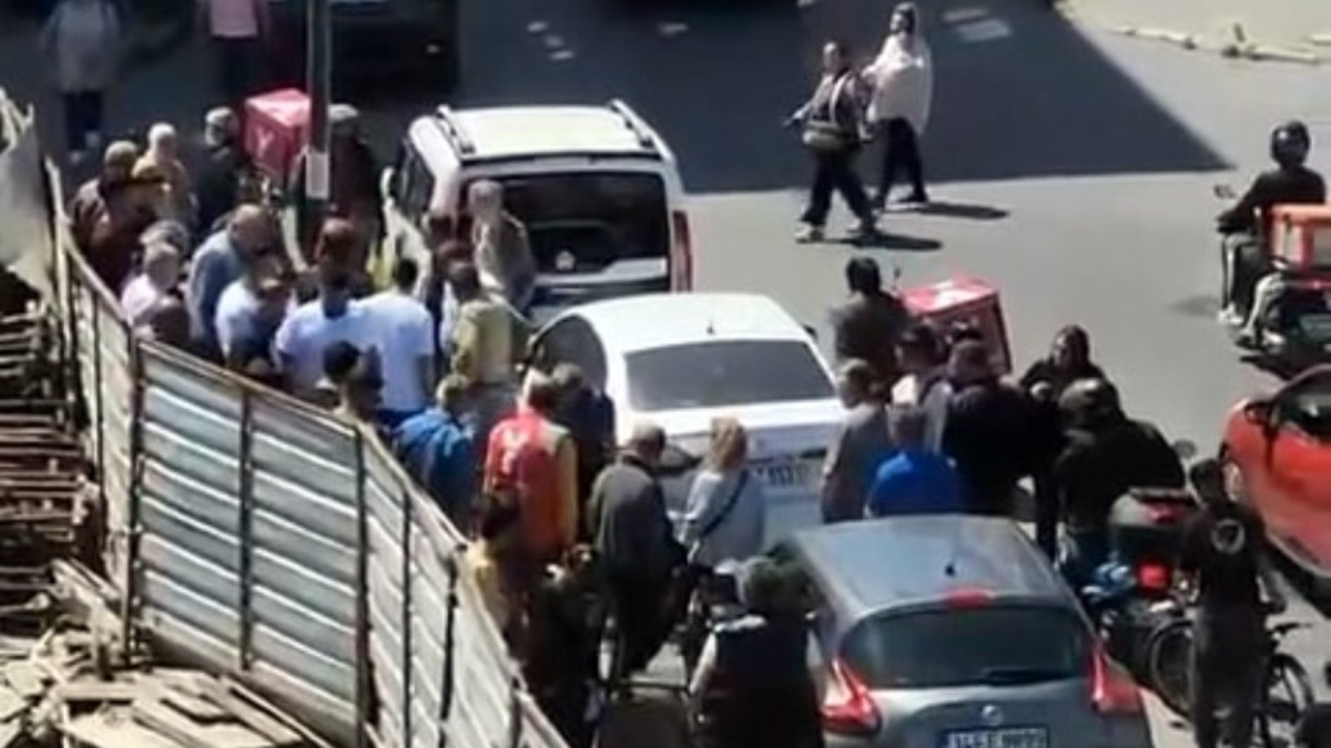 Kendisini polis olarak tanıtan dolandırıcı suçüstü yakalandı