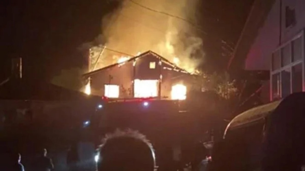 Karabük'te 2 katlı evde yangın