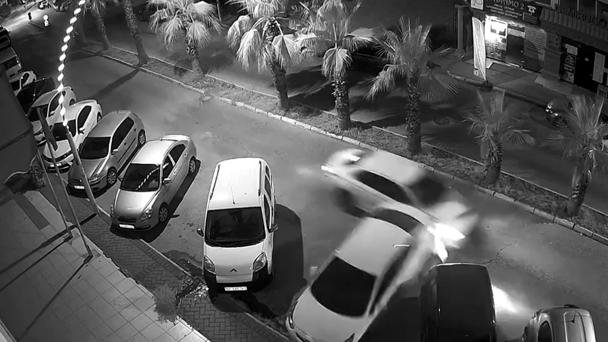 Park halindeki araçlara çarpıp kaçtı