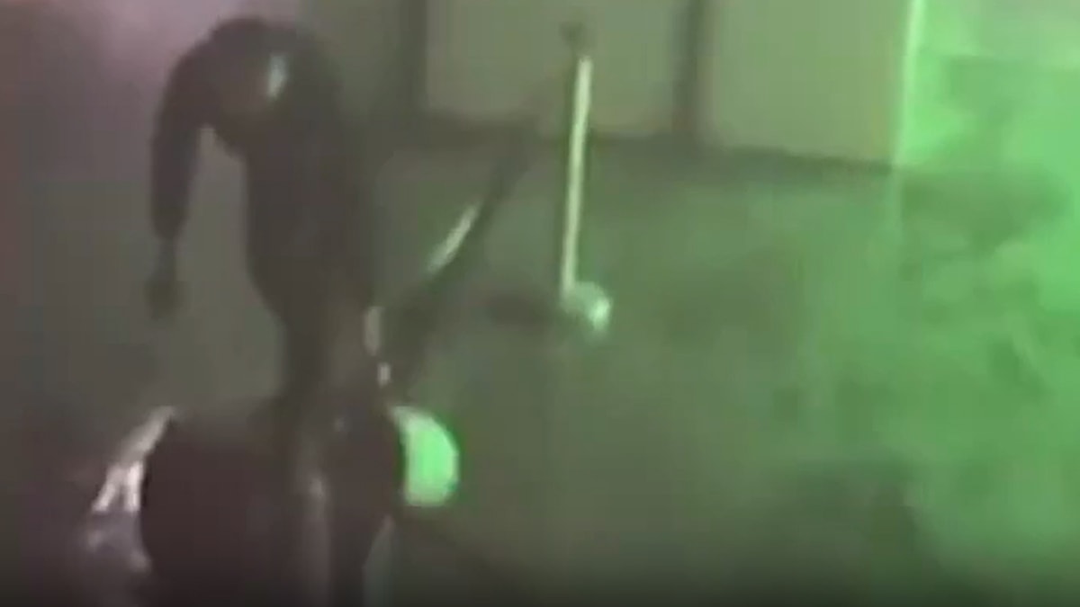 Bu da metro kumpası: Kovayla su döküp fotoğrafını çekti