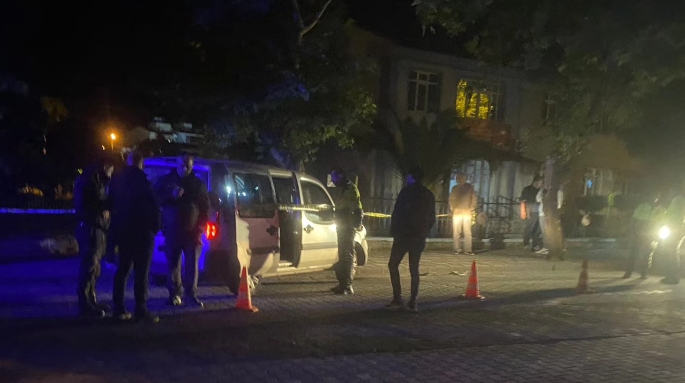 Ağaca çarpan araçta hayatını kaybetti