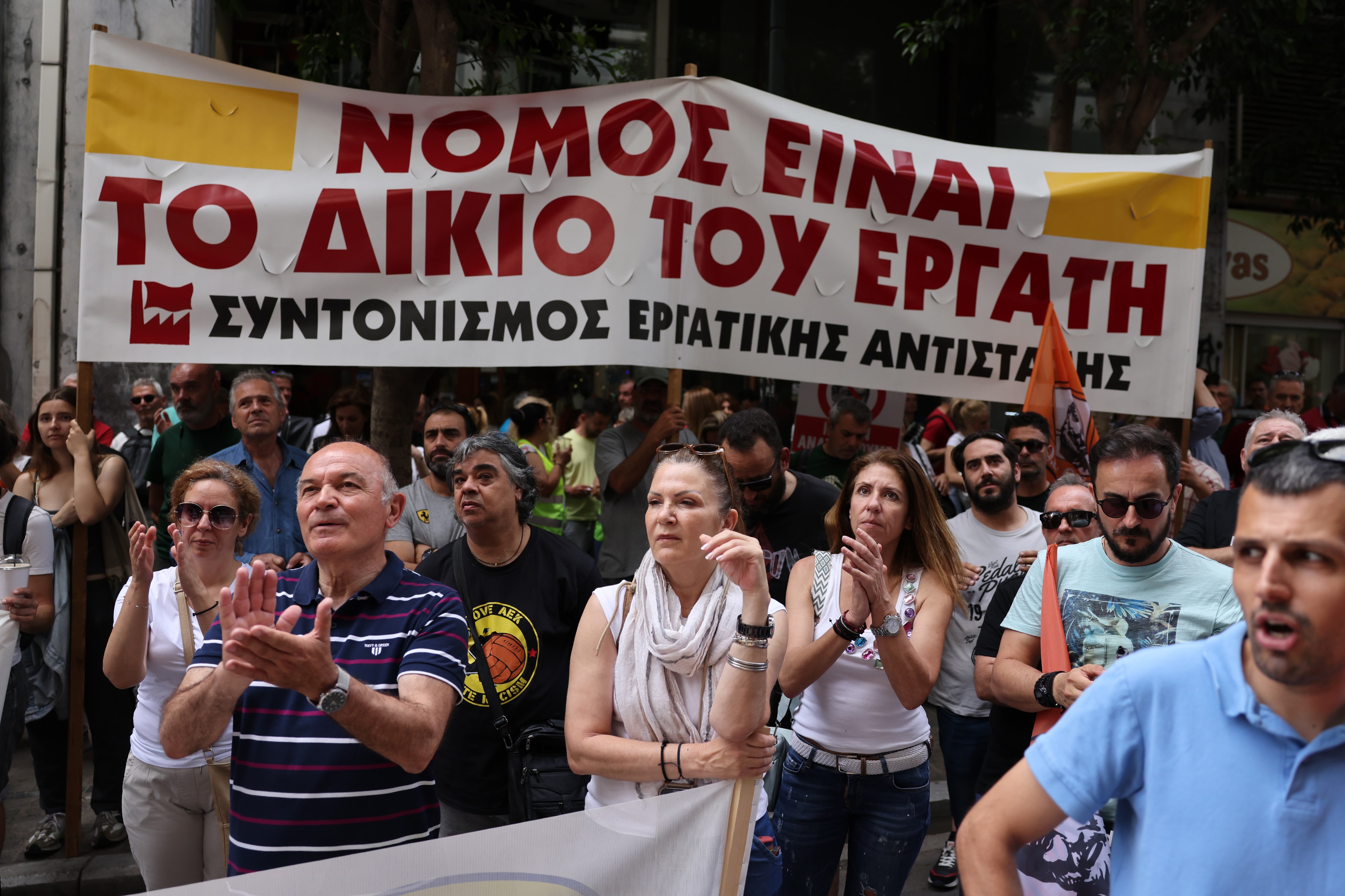 Komşuda memurlar grevde