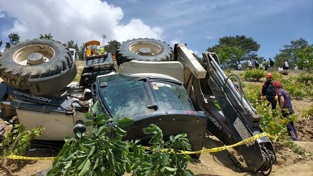 Kepçe operatörü şarampole yuvarlanarak can verdi